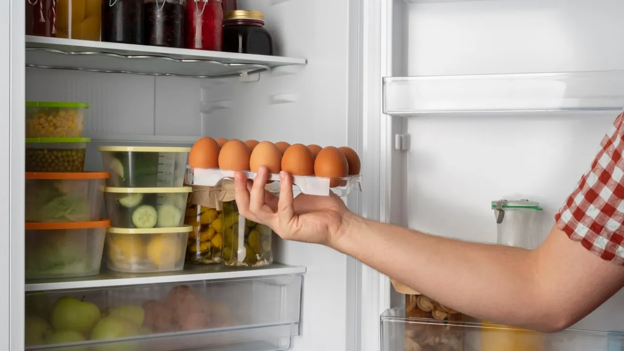 Шість продуктів, які не слід зберігати на дверцятах холодильника: поради дієтологів 