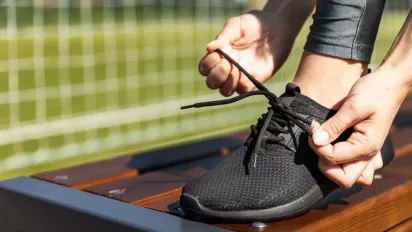 Як позбутися неприємного запаху від ніг та взуття: ефективні методи - фото