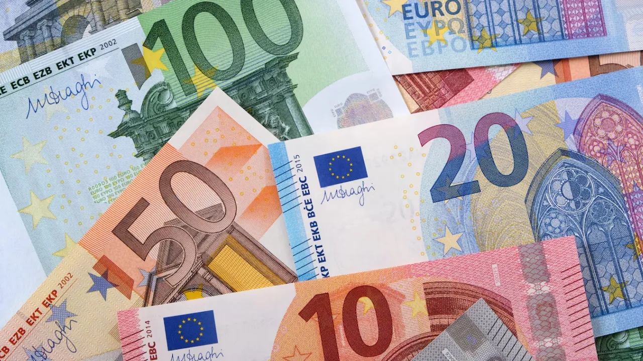 Долар чи євро: яку валюту вигідніше купувати у квітні 2025 року? 