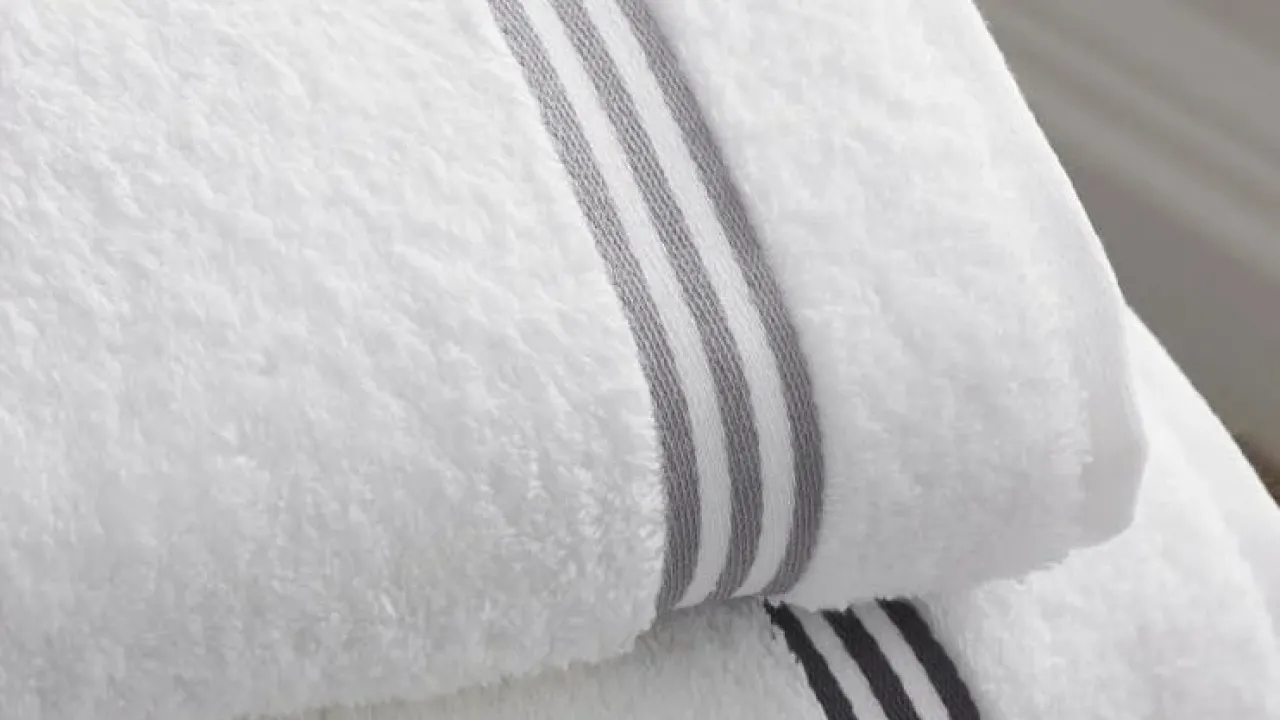 Виконує кілька практичних функцій: для чого потрібна смугаста стрічка на рушниках 