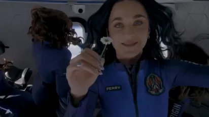 Співачка Кеті Пері полетіла на екскурсію в космос (ВІДЕО) - фото