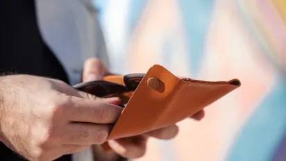 В Україні з'явилися нові 50 гривень з вертикальним дизайном: ​як виглядає купюра (ФОТО) - фото