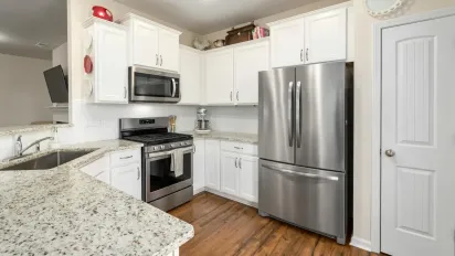 Як легко позбутися жиру на кухні за допомогою засобу, який є у кожному домі - фото