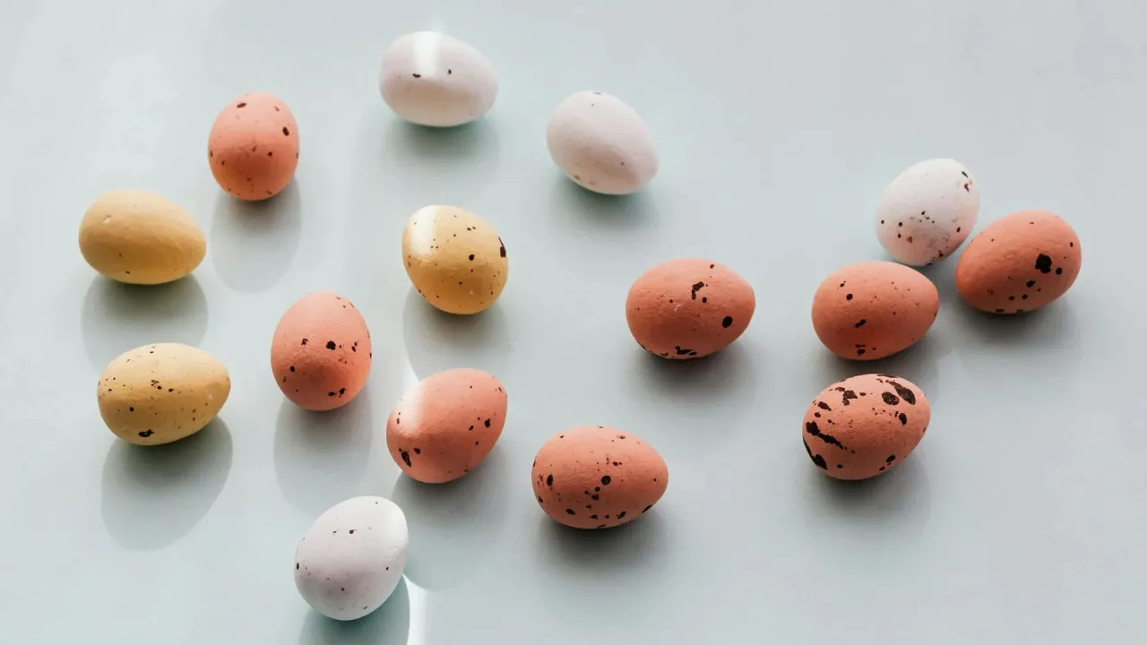 Що означають різні кольори крашанок на Великдень: пояснюємо просто і цікаво 