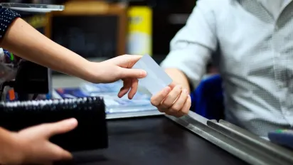 Стосується тих, хто має картку "Ощадбанку": клієнтам нагадують про зміни - фото