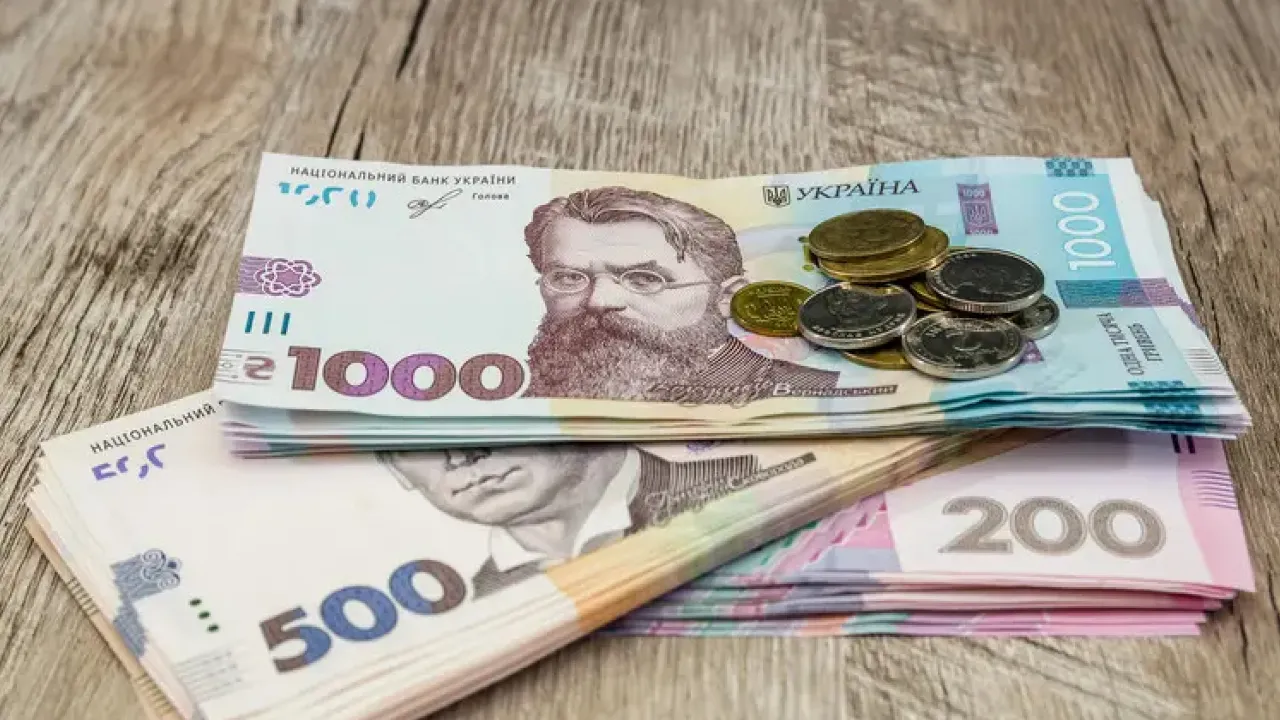 Українцям масово підсовують фальшиві гривні: які купюри підробляють найчастіше? 