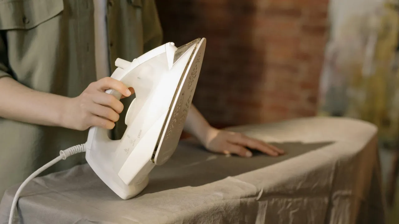 Як позбутися слідів від праски на одязі за 10 хвилин: три способи, які дійсно працюють 