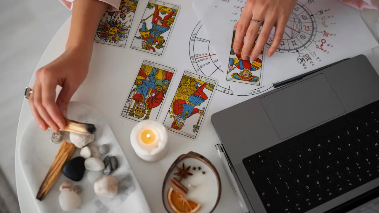 Гороскоп на 20 квітня 2025 року за картами Таро для всіх знаків Зодіаку 