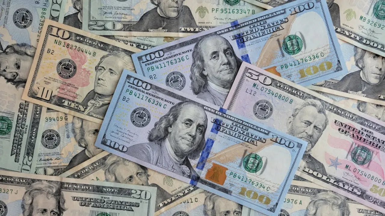 Скільки коштуватимуть 1000 доларів в Україні: прогноз до 27 квітня 