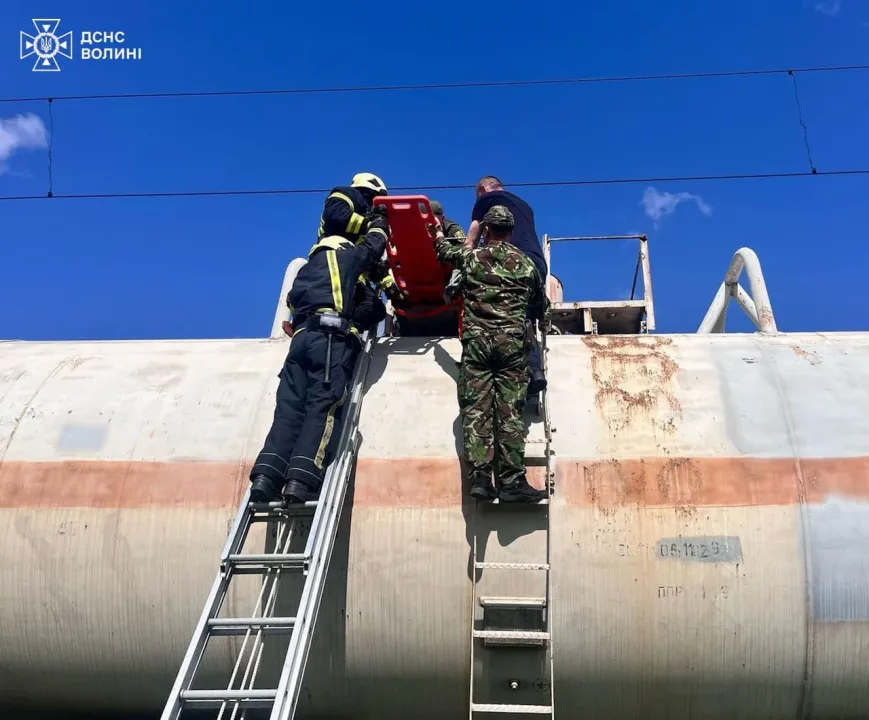 "Докатався": підліток заліз на залізничний вагон і ледь не загинув 