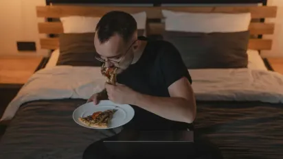 Чому їжа після 18:00 шкодить більше, ніж здається: пояснення науковців - фото