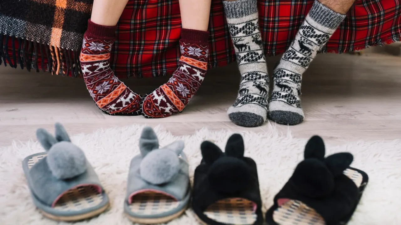 Чому вдома не може бути 2 пари капців: важливе правило, про яке мало хто знає 