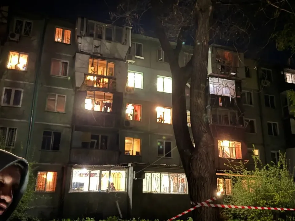 Нічна атака дронів по Одесі: найбільший удар по житловому району, пошкоджені будинки та школи (ВІДЕО) 