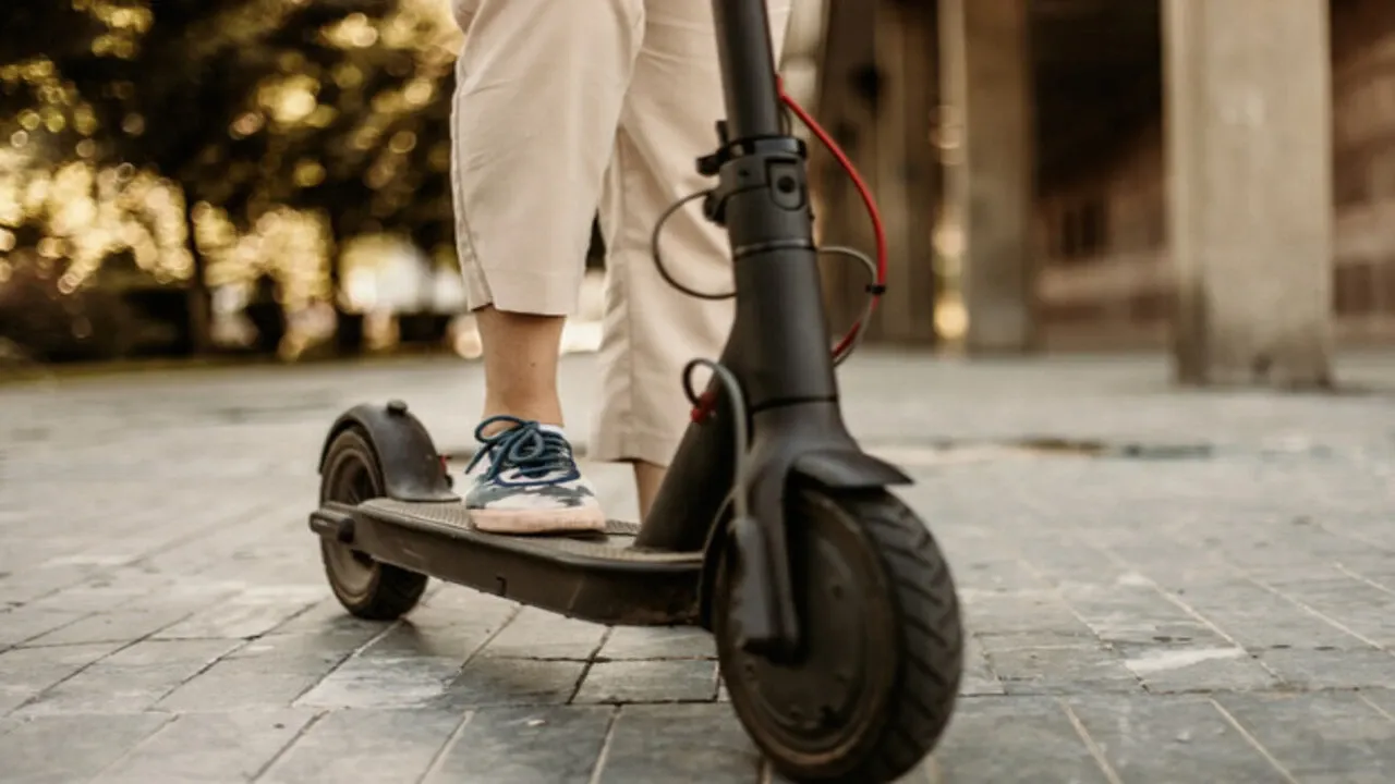 У Рівному пенсіонер отримав важкі травми через наїзд електросамоката: поліція розшукує водія 