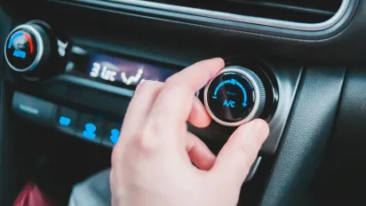 Дієвий лайфхак: як охолодити салон авто за 30 секунд без кондиціонера - фото