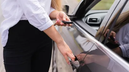 Помилку роблять 98% водіїв: який "поворотник" потрібно вмикати, коли заїжджаєте на кільце - фото