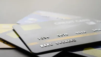 Пенсіонерам в Україні можуть заблокувати пенсійні картки навіть за дрібні борги: що варто знати та як діяти - фото