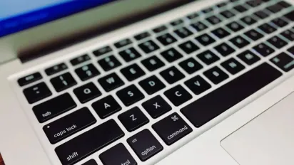 Як легко почистити клавіатуру комп'ютера за допомогою зубної щітки - фото