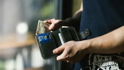 Українці отримають "на руки" менше: що буде з мінімальною зарплатою з 1 травня - фото