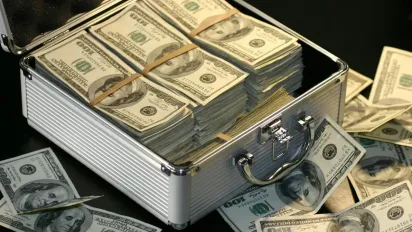 Скільки в Україні коштуватимуть 1000 доларів до 4 травня: прогноз банкіра - фото