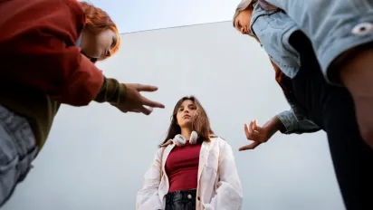 Психологи назвали 16 фраз, які часто вимовляють нещасні люди: важливі сигнали для розпізнавання - фото