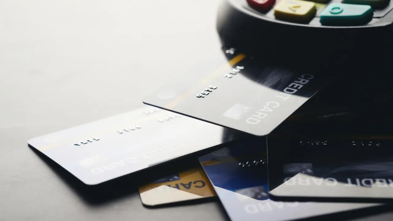 Чи можна переказувати собі кошти з різних карток і які ліміти діють 