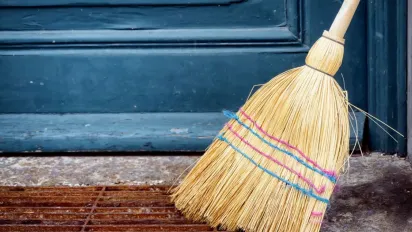 Чому не можна палити чи викидати старий віник: важливі поради для захисту оселі - фото