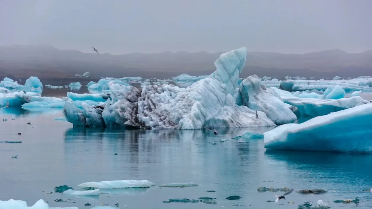 В Антарктиді з’явилася гігантська діра — її розмір як Швейцарія: які загрози несе 