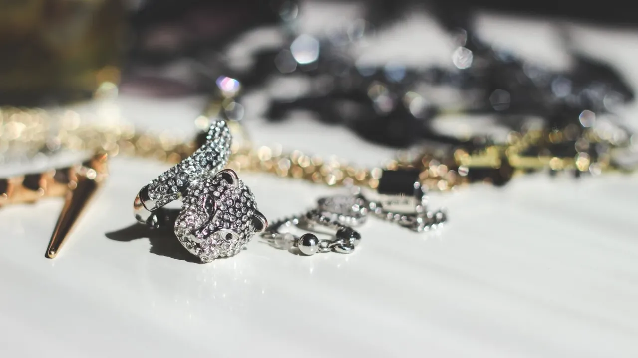 Де береться біле золото та чи є воно дорогоцінним металом 