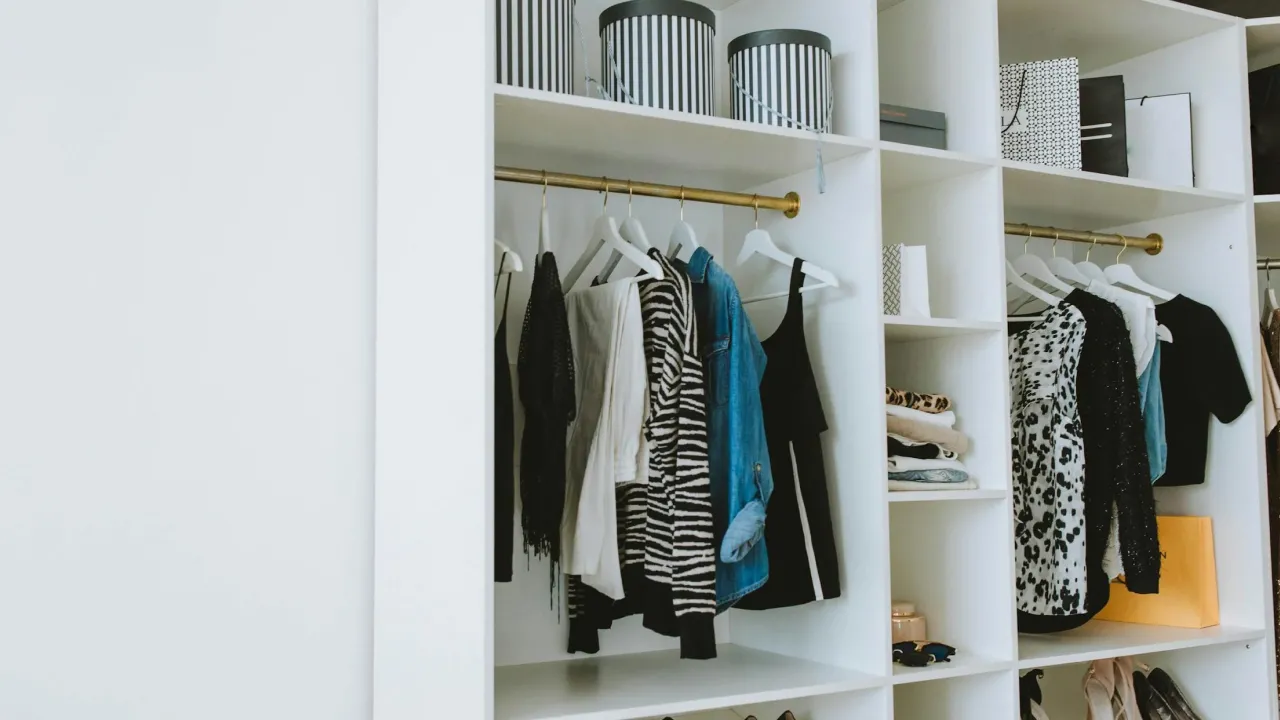 Простий секрет свіжості: як позбутися неприємного запаху в шафі 