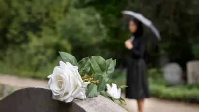 Чому не можна заходити на кладовище через ворота: головні прикмети, молитви й правила поведінки на цвинтарі - фото