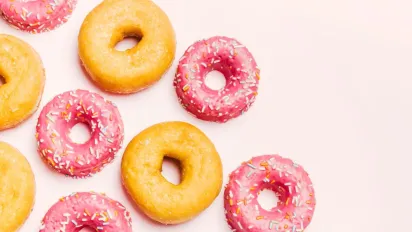 Класичні дріжджові пончики: хрусткі, ніжні, тануть у роті - фото