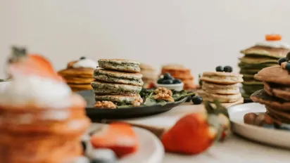 Ніколи не осідають і завжди пухкі: як приготувати ідеальні оладки на кефірі за простим рецептом - фото