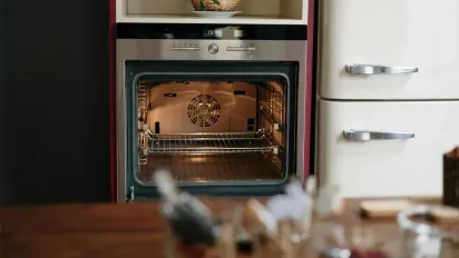 Видалити жир та нагар легко і без хімії: ефективний метод для очищення духовки - фото