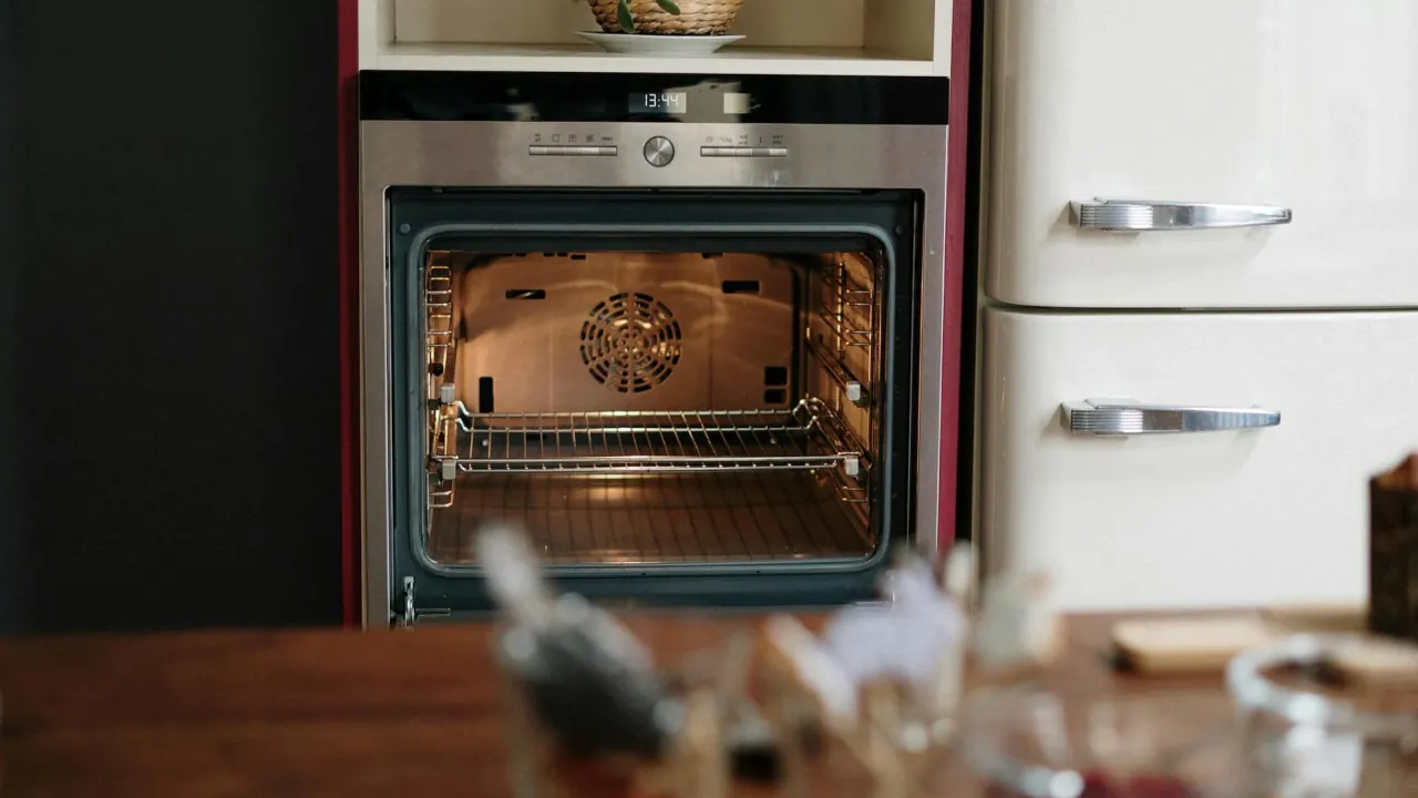 Видалити жир та нагар легко і без хімії: ефективний метод для очищення духовки 