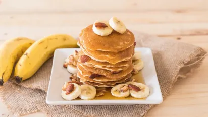 Корисний смаколик за 10 хвилин: простий рецепт бананових оладок без цукру - фото