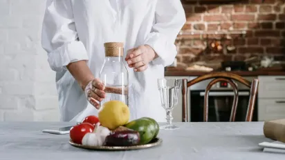 Експерти пояснили, як правильно пити воду людям віком 50+ - фото