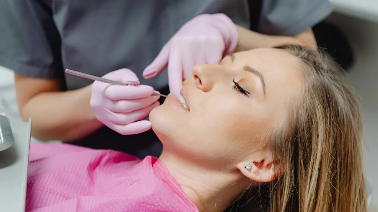 Те, що ви вважаєте корисним, може знищити ваші зуби: стоматолог назвав 7 небезпечних продуктів 