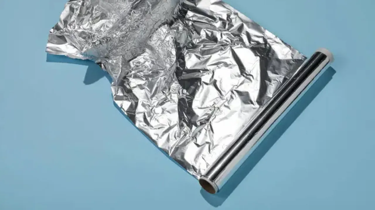 Не викидайте фольгу: простий трюк, який врятує врожай і позбавить бур’янів 