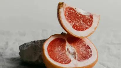 Цей фрукт спалює жир на животі краще за спортзал: перевірений метод - фото