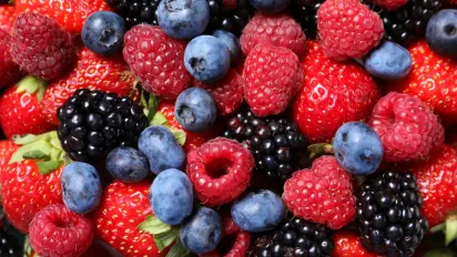 Вбиває печінку і нирки: сезонна ягода, якою не варто зловживати - фото