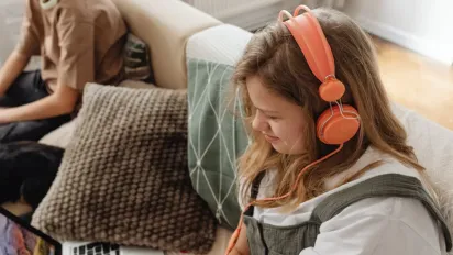 Лікарі розповіли, скільки часу можна слухати музику в навушниках - фото