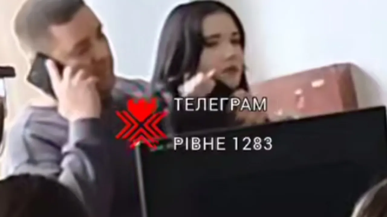 У Рівному школярка вдарила вчителя циркулем в плече під час уроку 