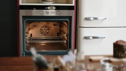 Чистимо решітку духовки звичайною фольгою: ефективний лайфхак - фото