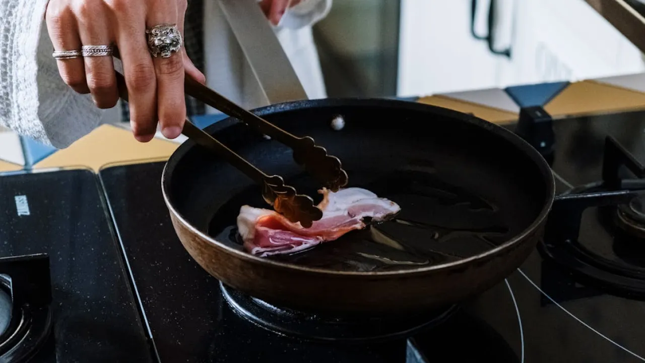 Чому на сковороді з'являється липкий шар і як його ефективно позбутися 
