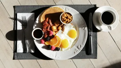 Що не можна їсти вранці: дієтологиня назвала страви - фото