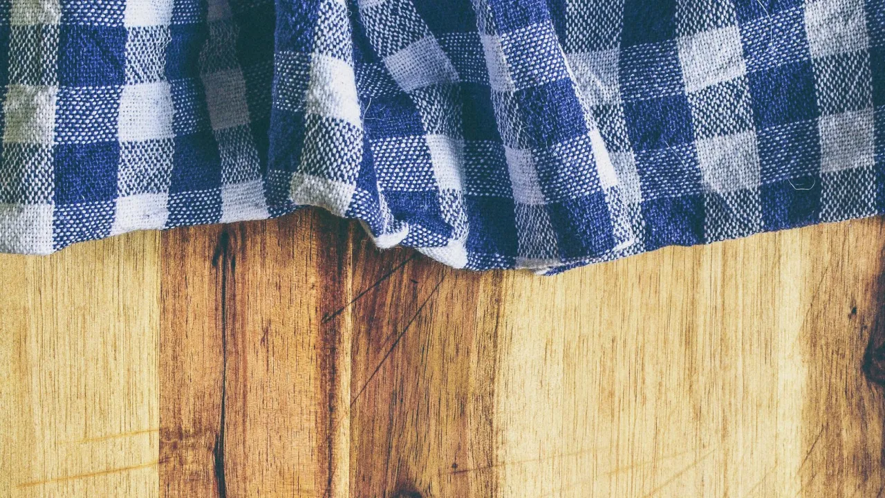 Старі плями на скатертині зникнуть без сліду — домашні хитрощі, які варто знати кожній господині 