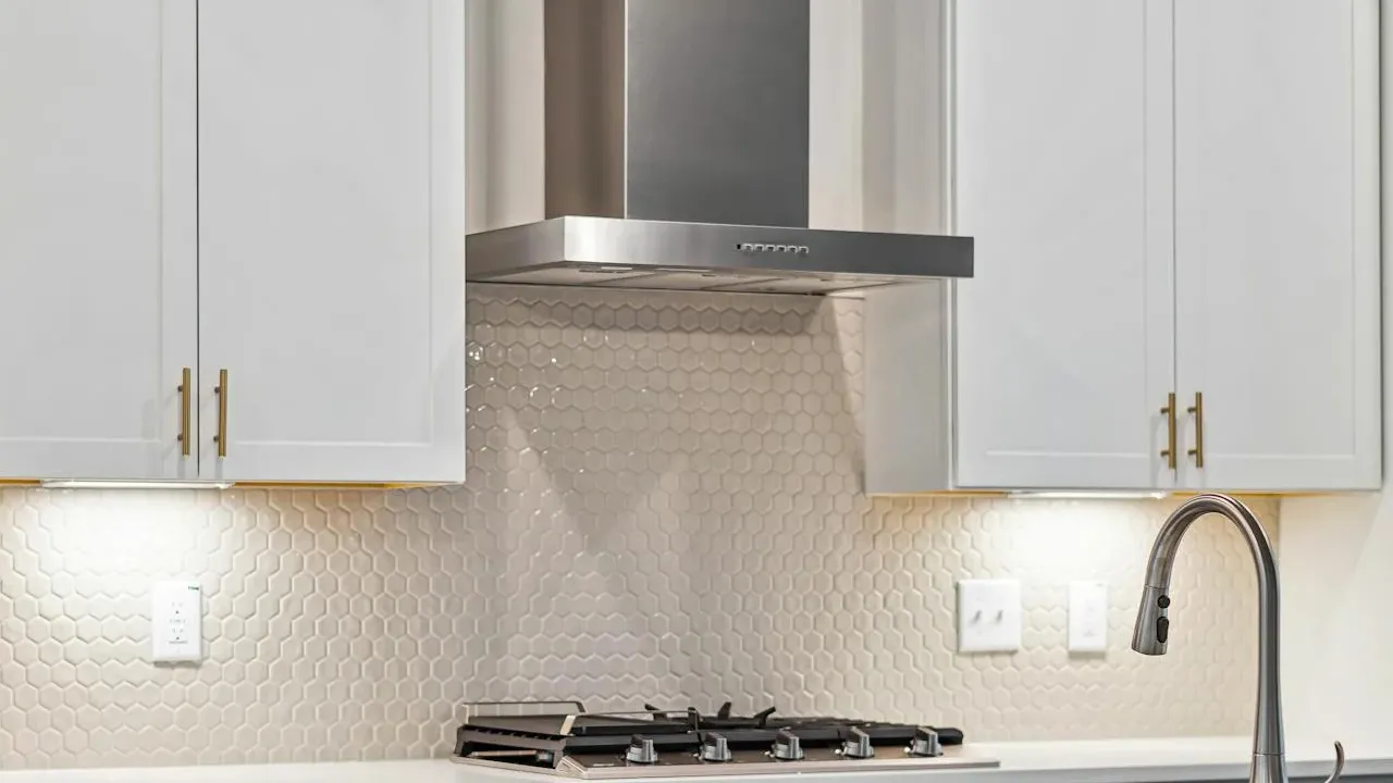 Жир зникне за 15 хвилин: прості трюки для блискучої витяжки 