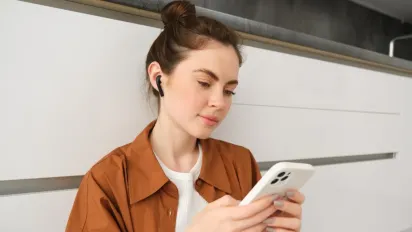 Ваш телефон — прихована загроза для шкіри: як гаджет спричиняє висипання і що з цим робити - фото