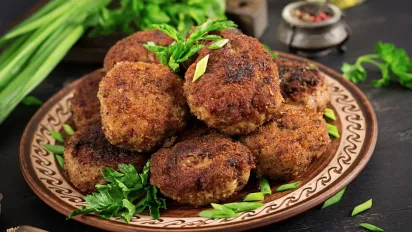 Як зробити котлети соковитими та ніжними: один простий інгредієнт, який змінить усе - фото